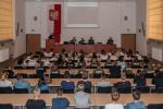W auli szkoły siedzą uczniowie szkół średnich i słuchają prelekcji prowadzonych przez policjantów i Służbę Celno-Skarbową.