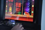 Kolorowy ekran automatu do gier hazardowych.