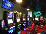 Sześć nielegalnych automatów do gier hazardowych stojących w pomieszczeniu. 