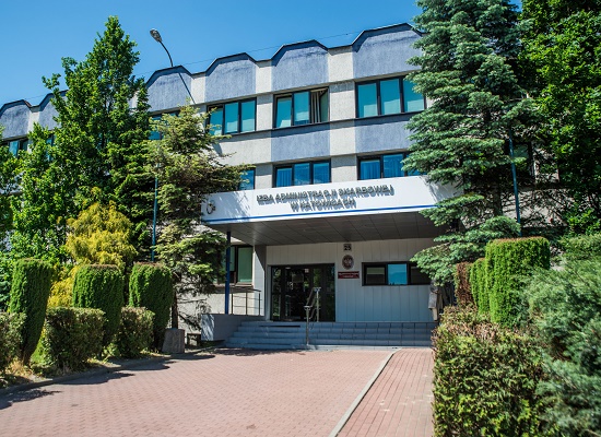 Zdjęcie bydunku Izby Administracji Skarbowej w Katowicach, wejście główne.
