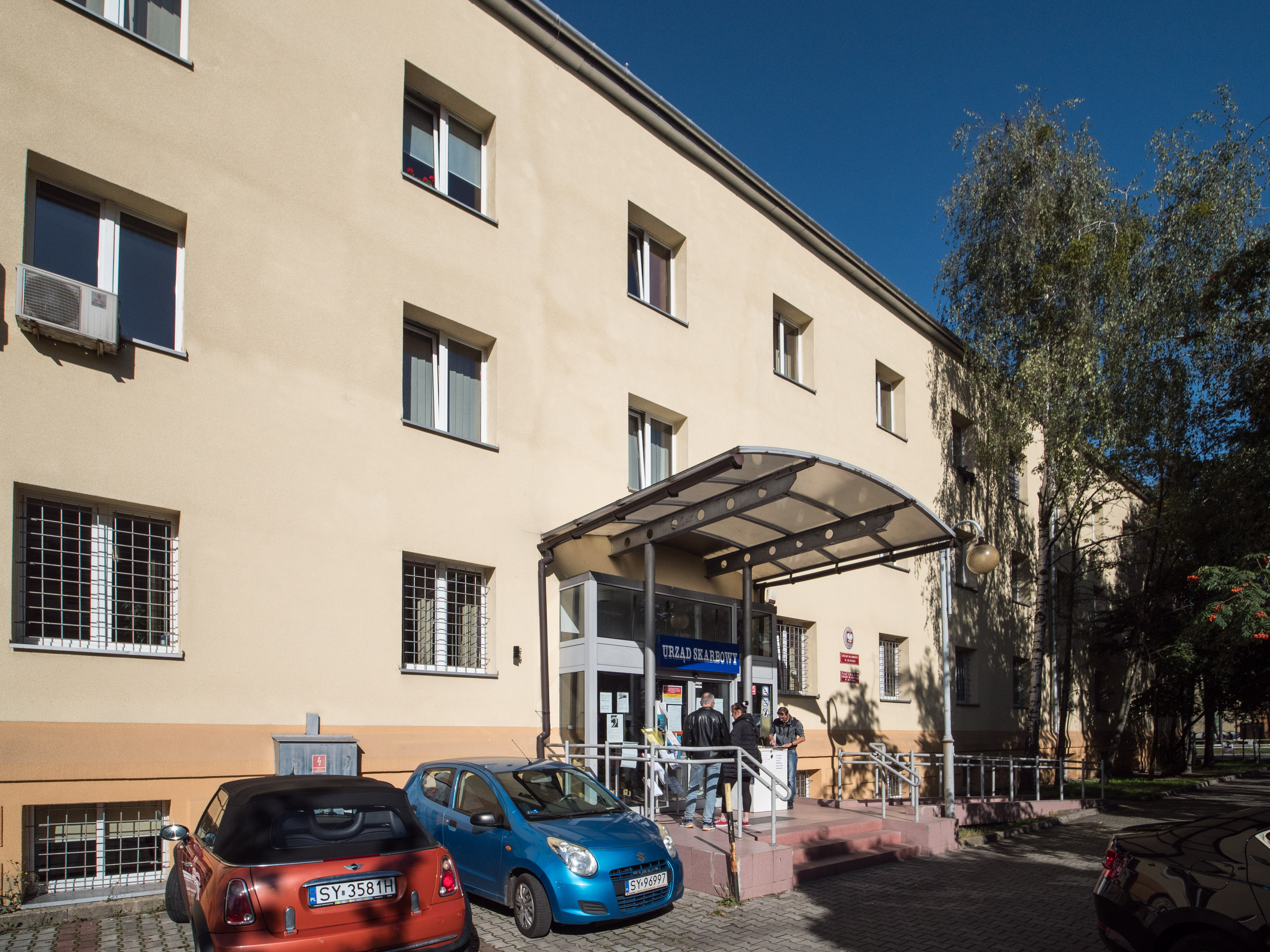 Budynek Urzędu Skarbowego w Bytomiu, wejście główne do budynku.