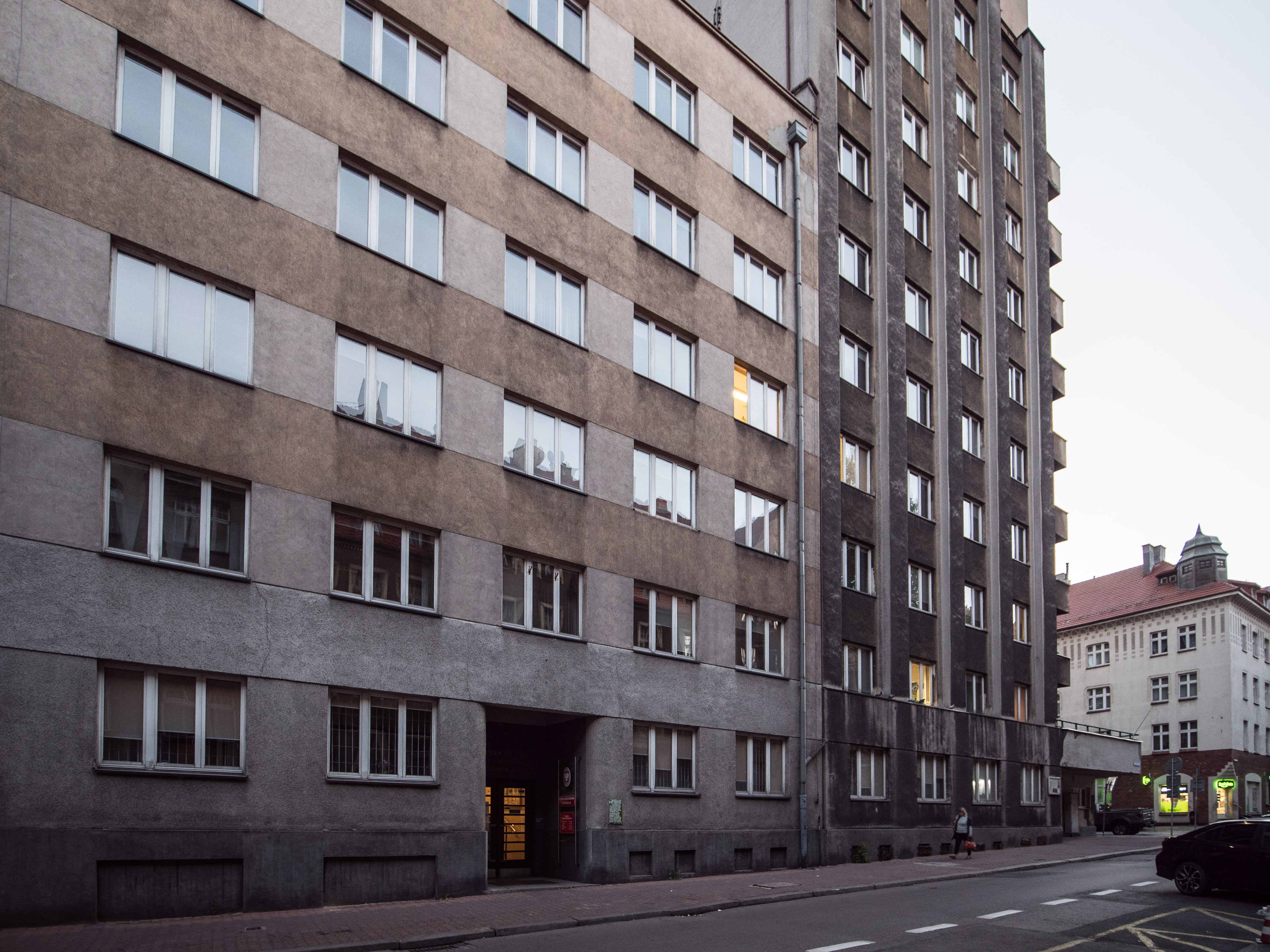 Budynek Pierwszego Urzędu Skarbowego w Katowicach, wejście główne do budynku.