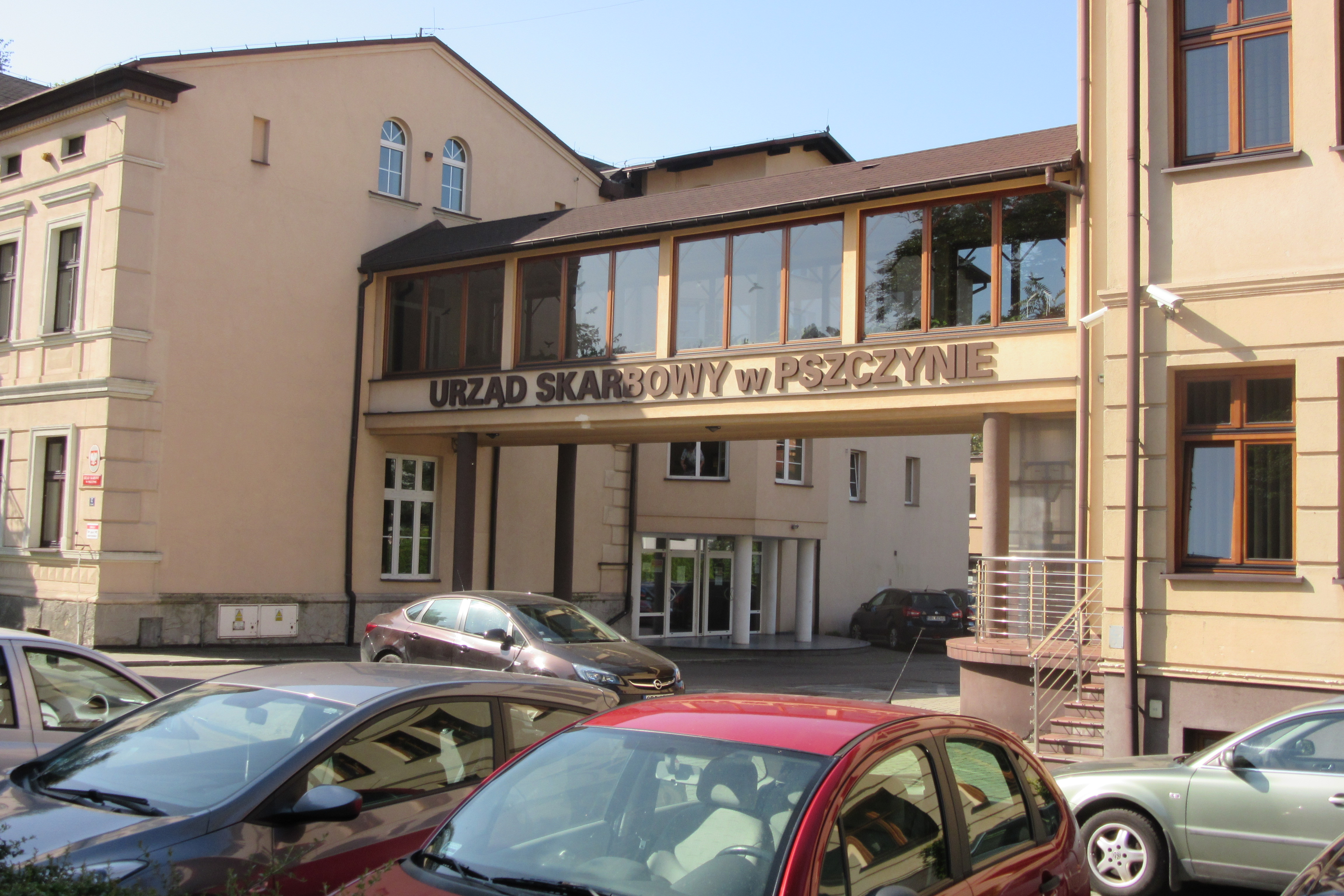 Budynek Urzędu Skarbowego w Pszczynie, wejście główne do budynku.