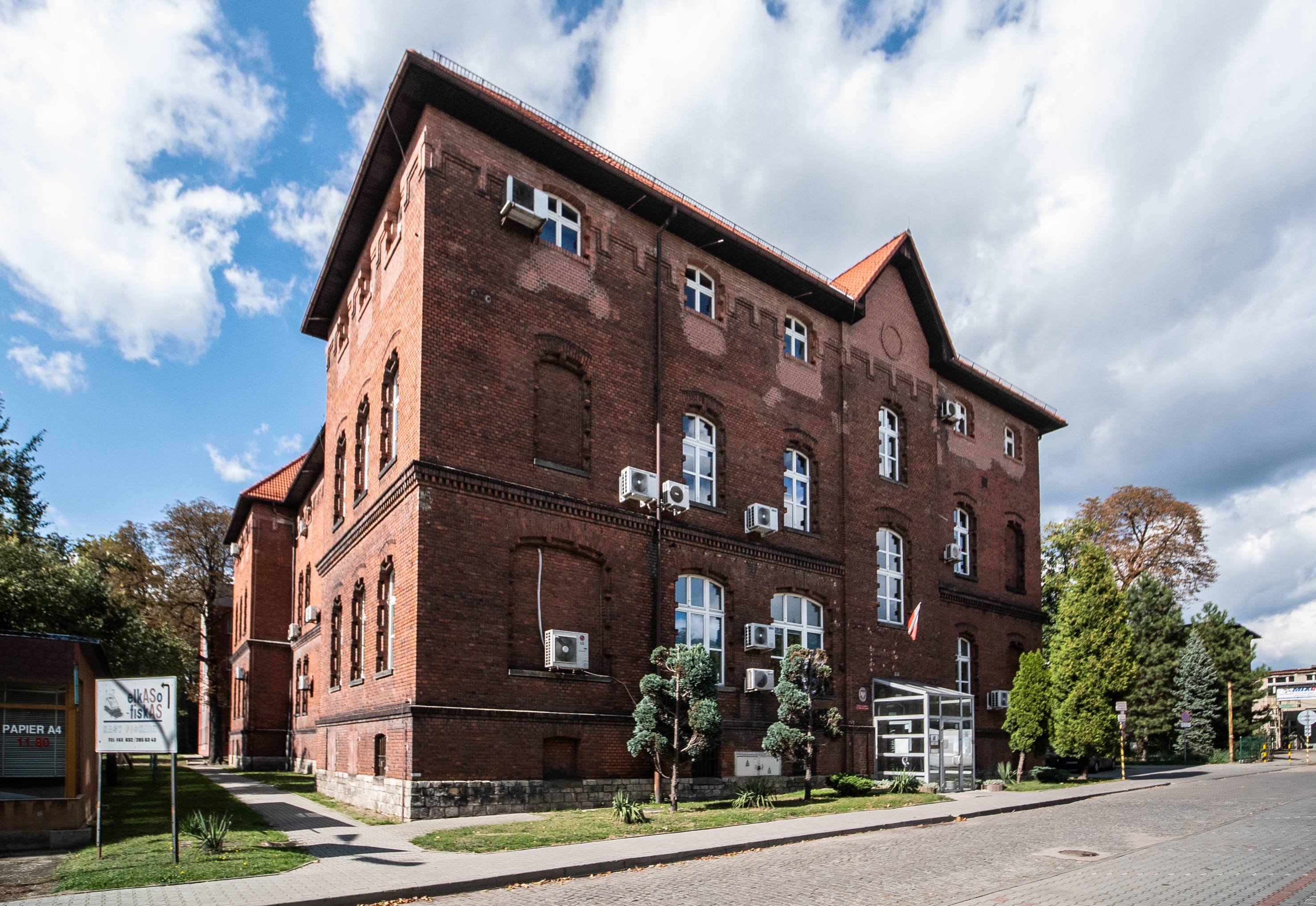 Budynek Urzędu Skarbowego w Tarnowskich Górach, wejście główne do budynku.