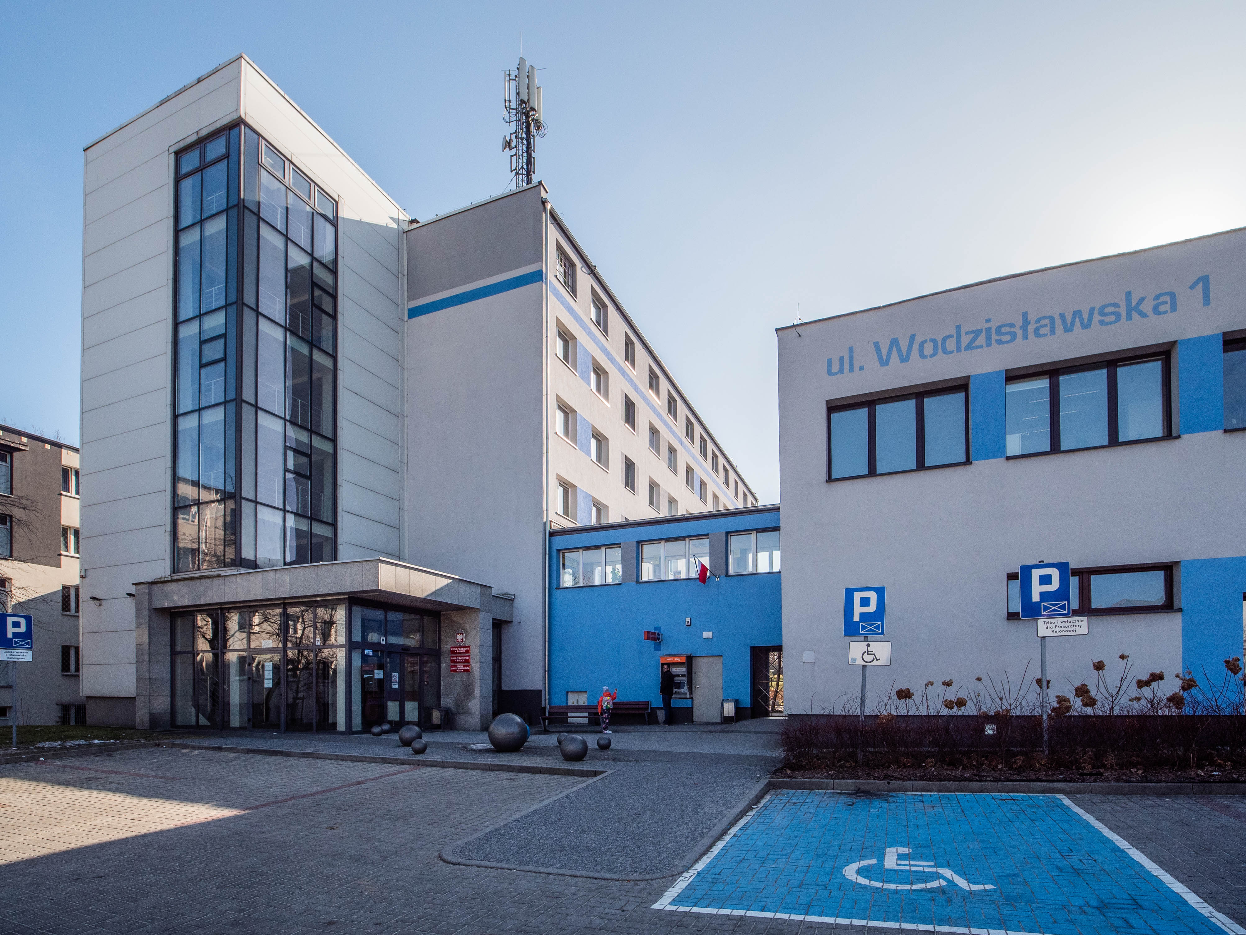 Budynek Urzędu Skarbowego w Żorach, wejście główne do budynku.