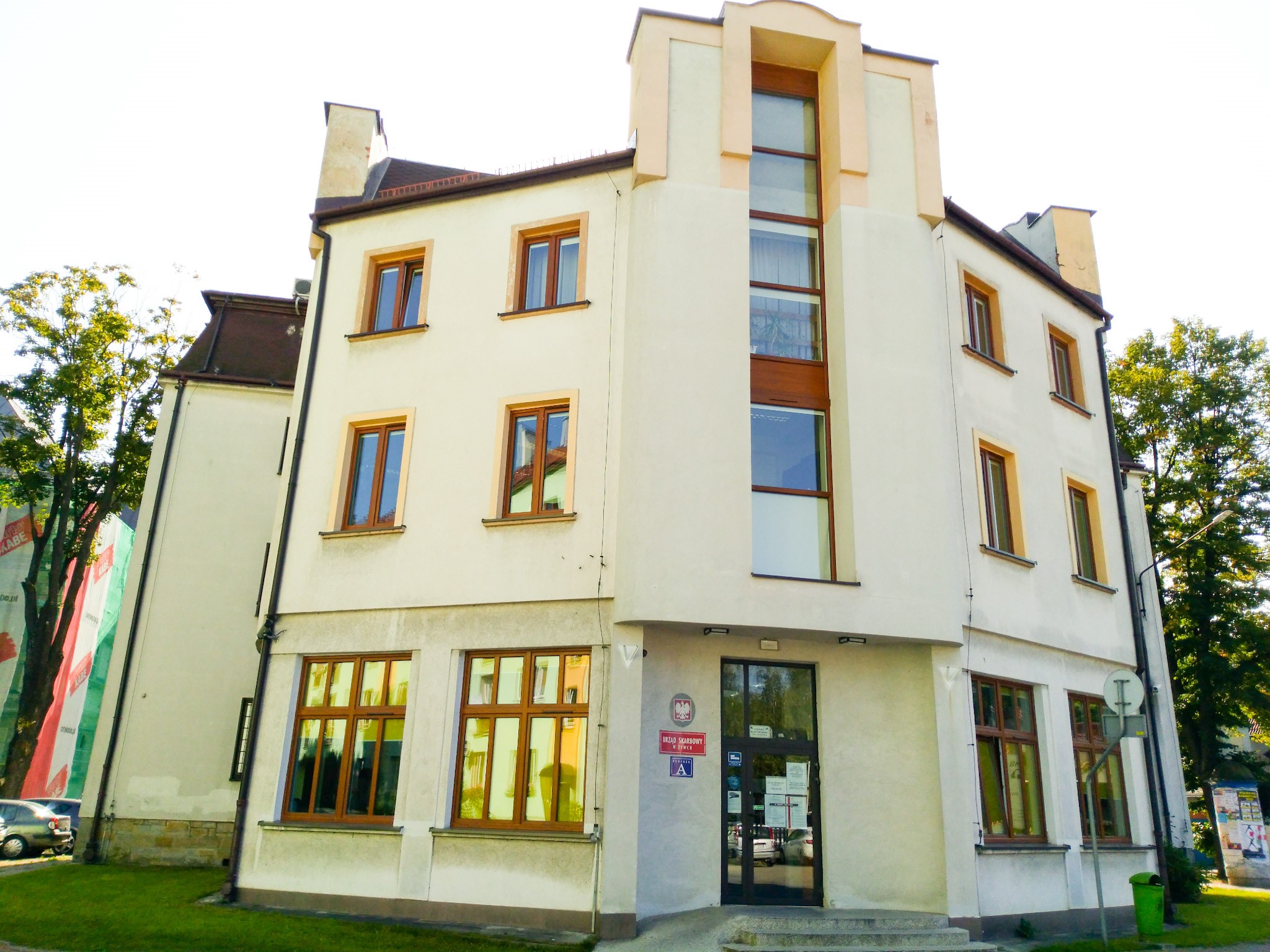 Budynek "A" Urzędu Skarbowego w Żywcu, wejście główne do budynku.