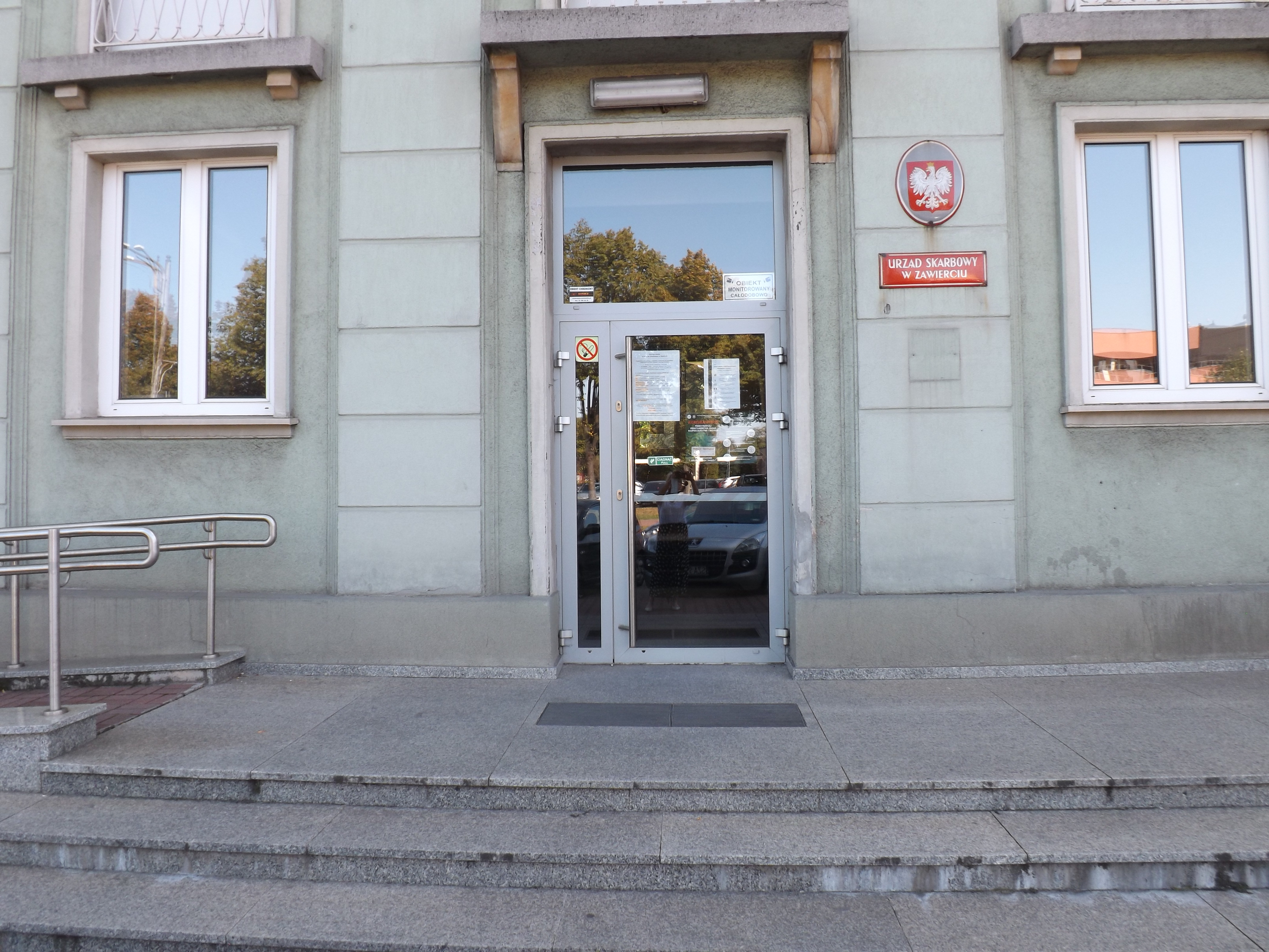 Budynek Urzędu Skarbowego w Zawierciu, wejście główne do budynku.
