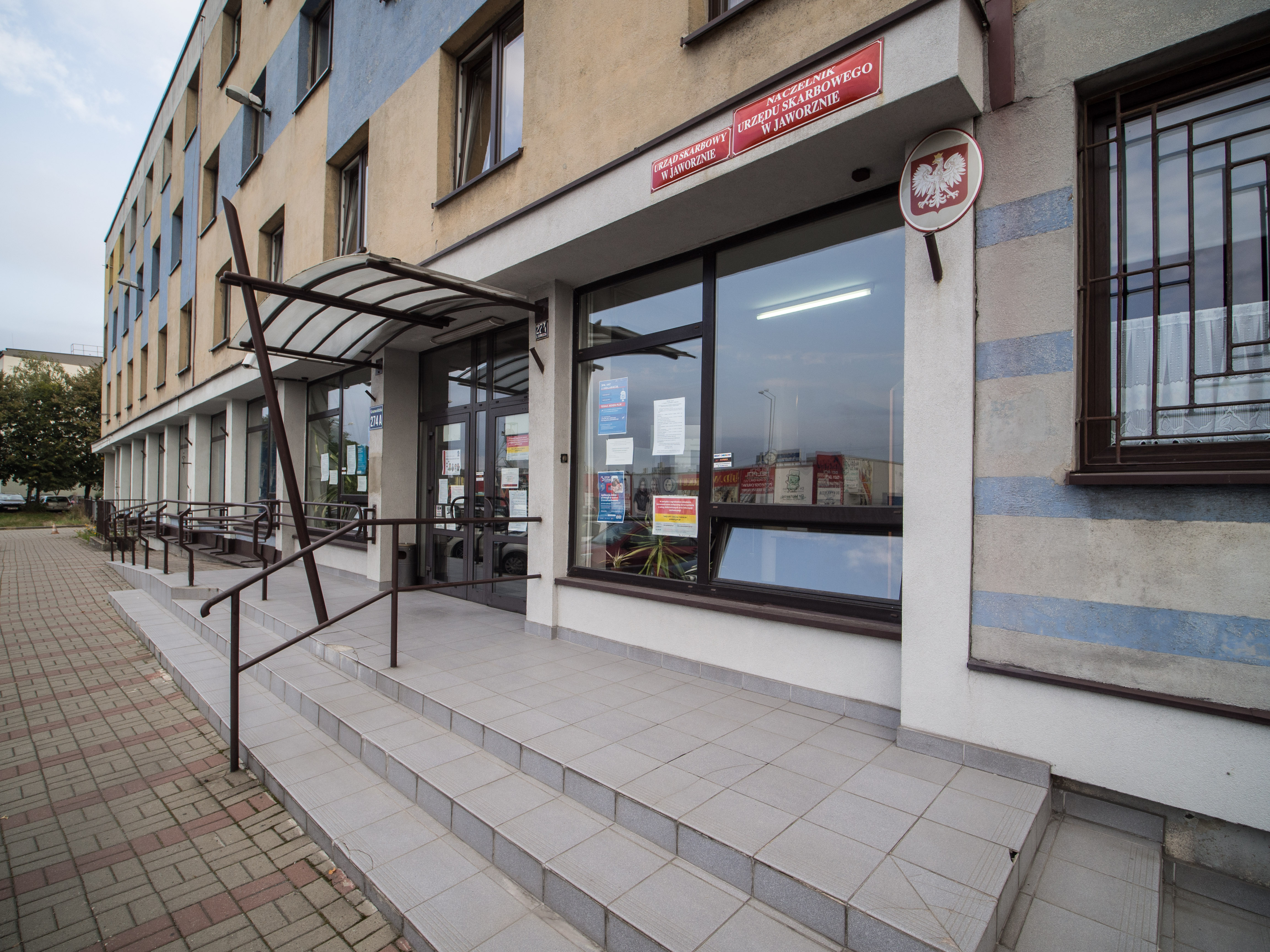 Budynek Urzędu Skarbowego w Jaworznie, wejście główne do budynku.