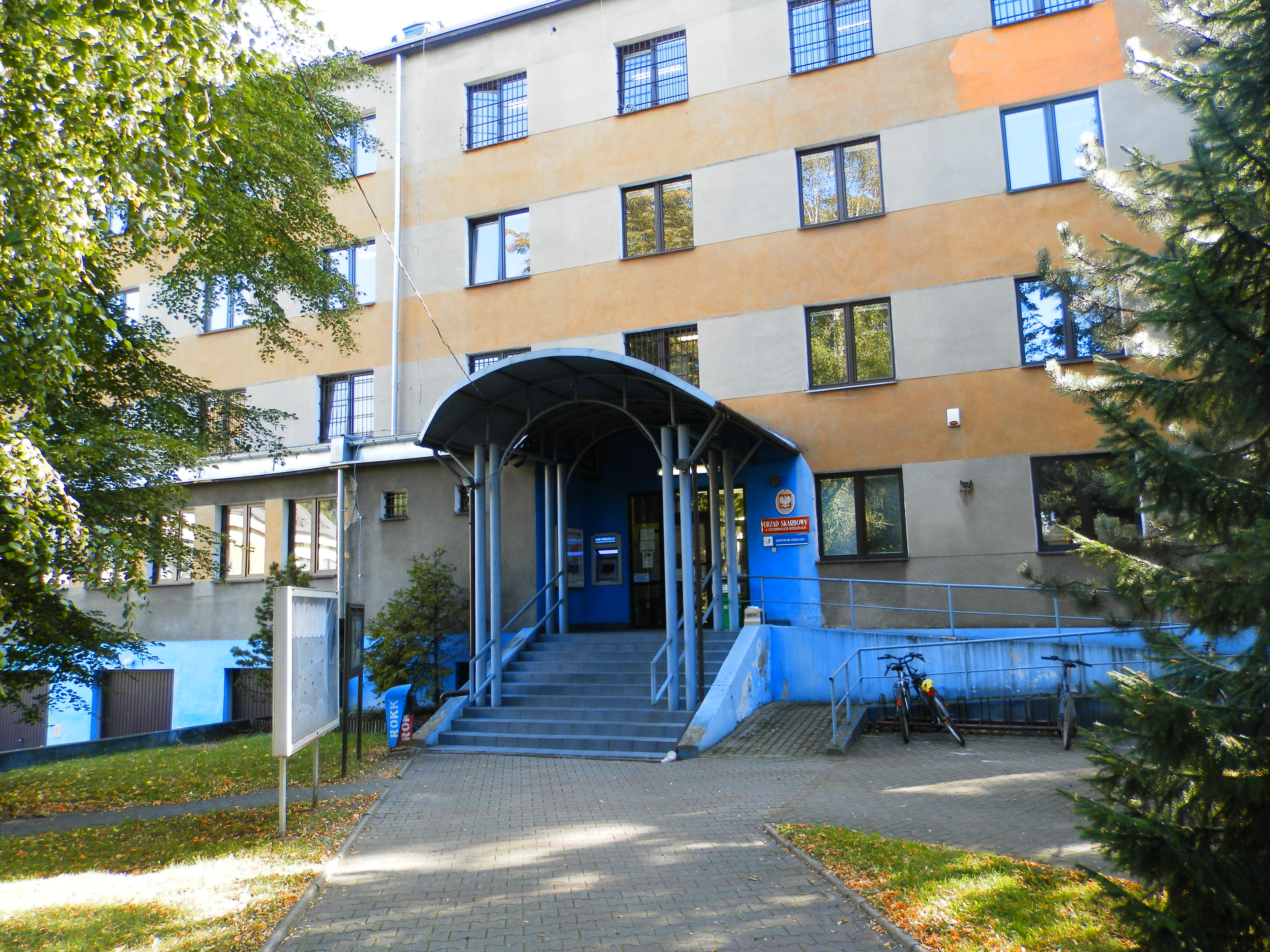 Budynek Urzędu Skarbowego w Czechowicach-Dziedzicach, wejście główne do budynku.