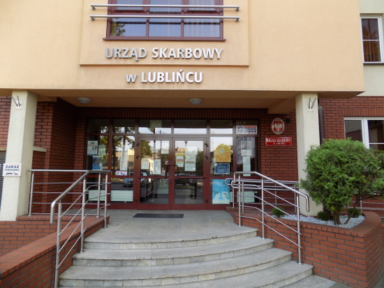 Budynek Urzędu Skarbowego w Lublińcu, wejście główne do budynku.