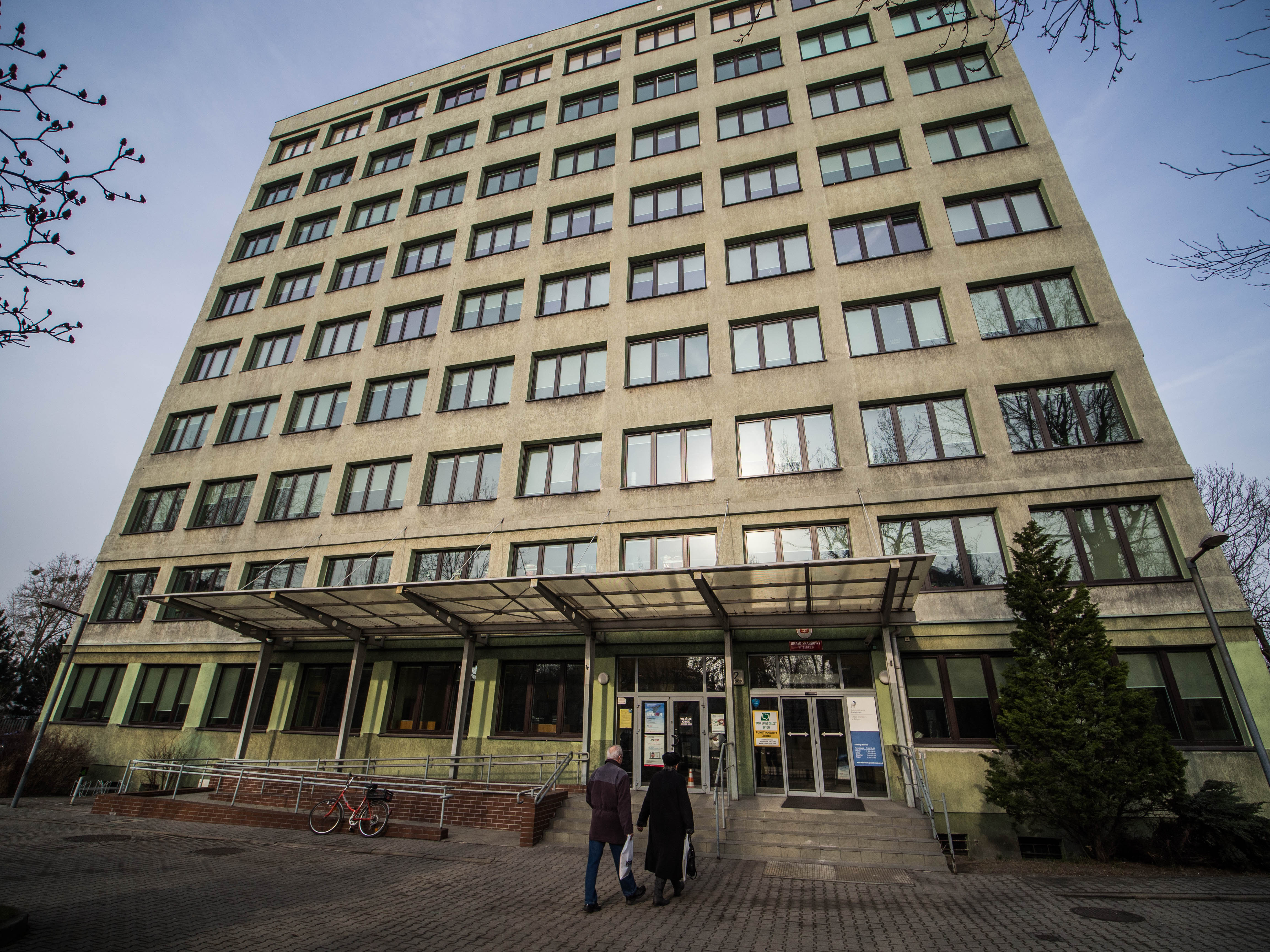 Budynek Urzędu Skarbowego w Zabrzu, wejście główne do budynku.