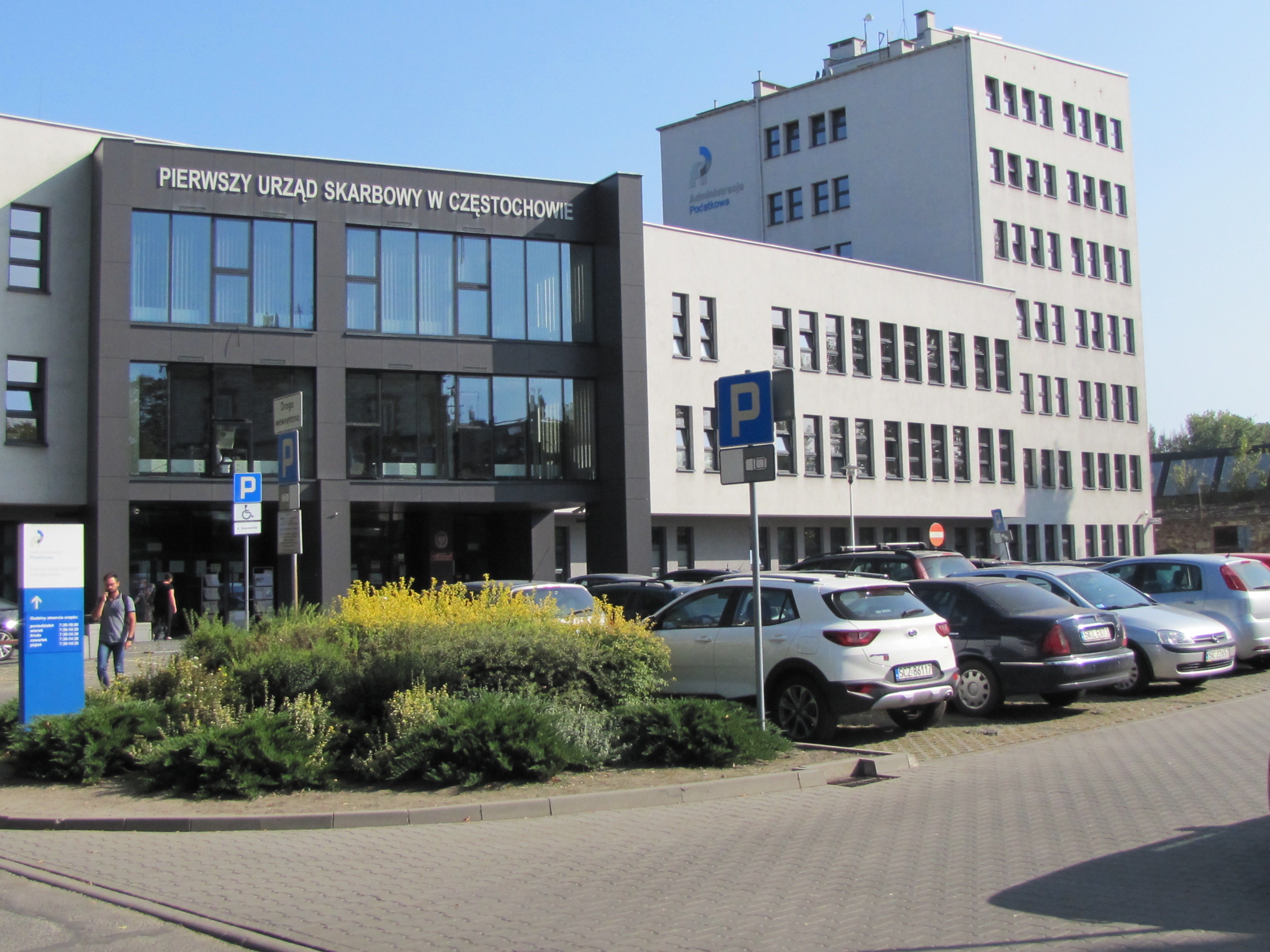 budynek Pierwszego Urzędu Skarbowego w Częstochowie, widok z parkinku przed budynkiem