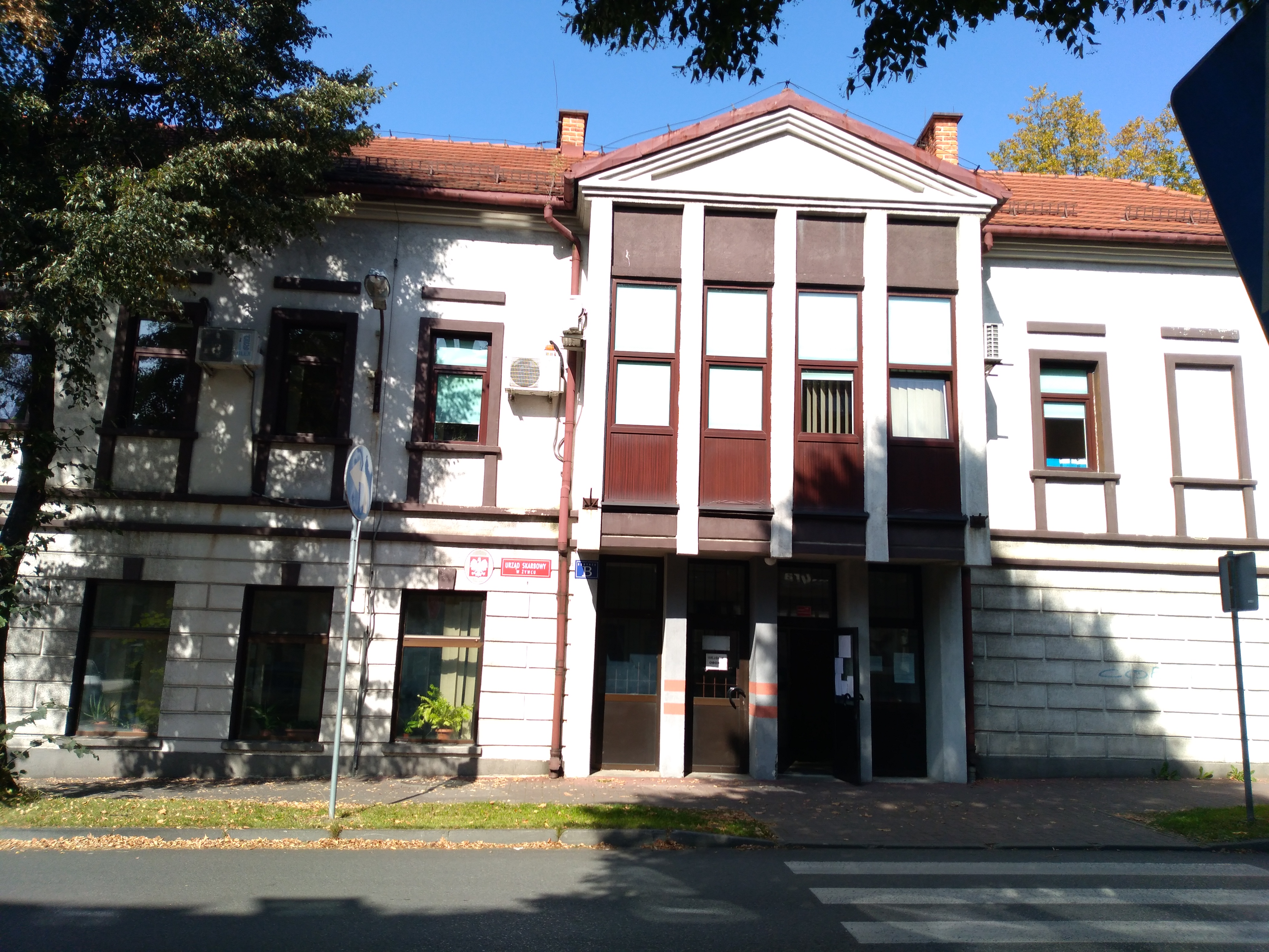 Budynek "B" Urzędu Skarbowego w Żywcu, wejście główne do budynku.