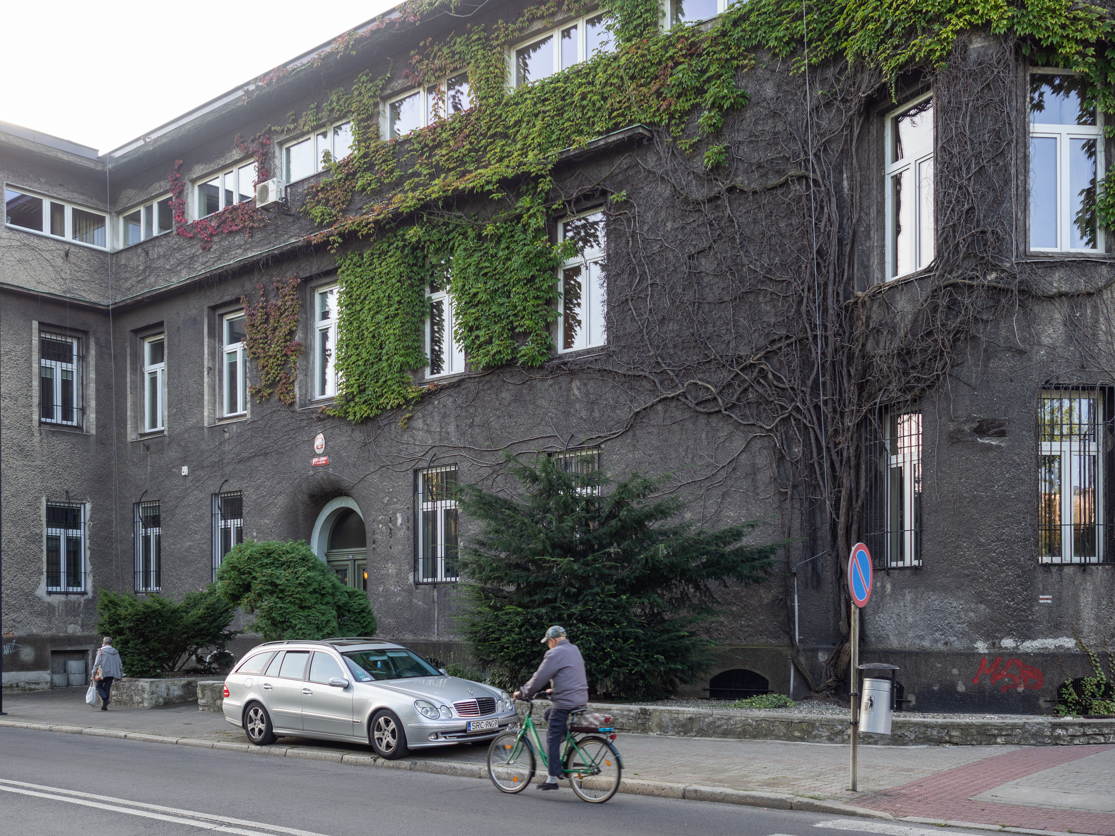 Budynek Urzędu Skarbowego w Raciborzu, widok z ulicy