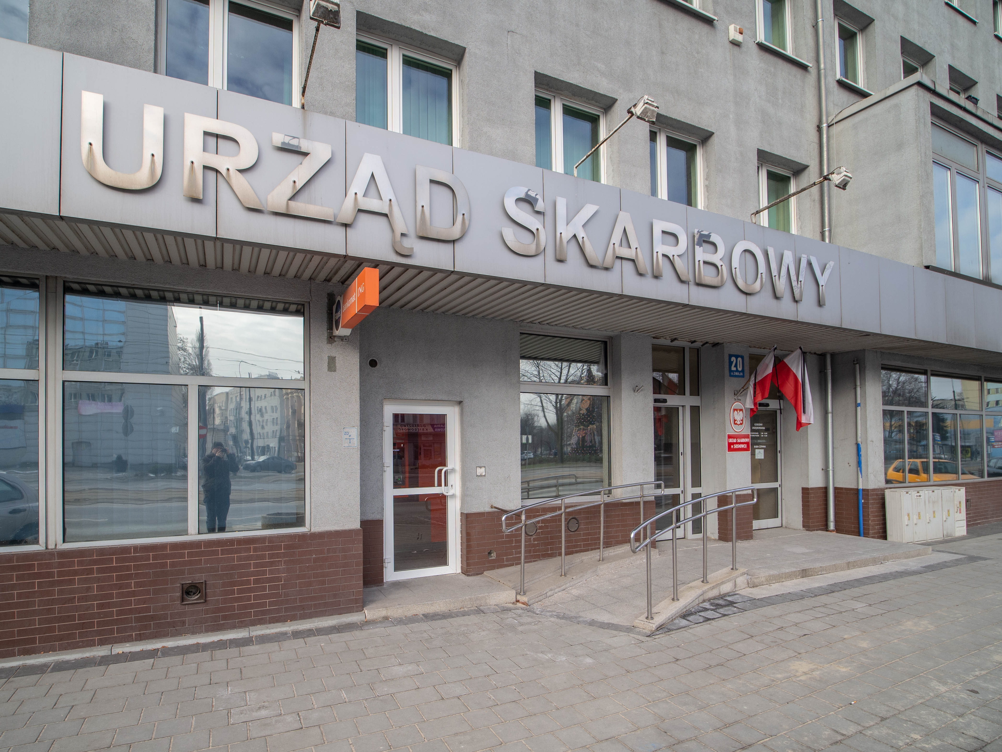 Budynek Urzędu Skarbowego w Sosnowcu, wejście główne do budynku.