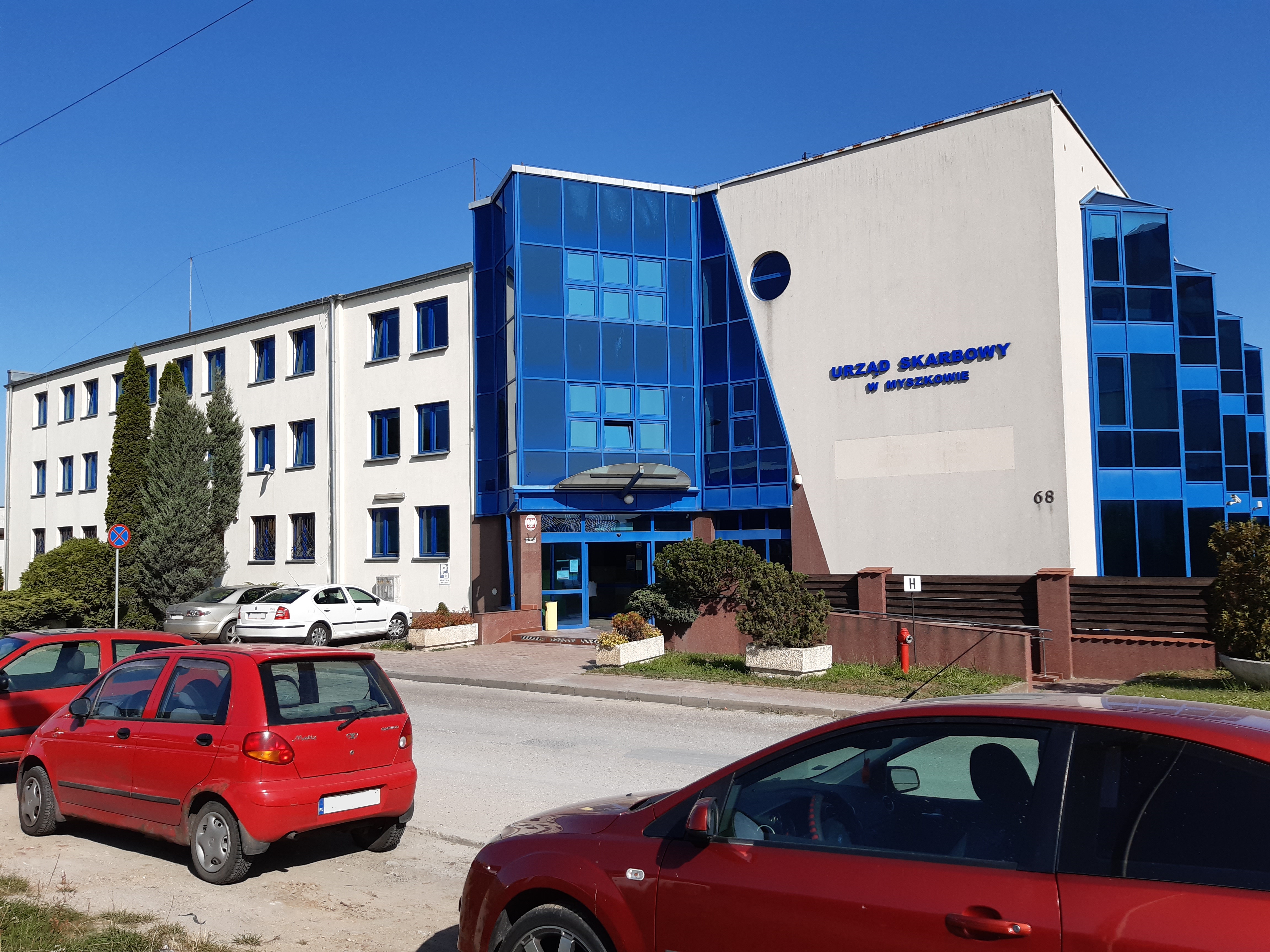 Budynek Urzędu Skarbowego w Myszkowie, wejście główne do budynku.