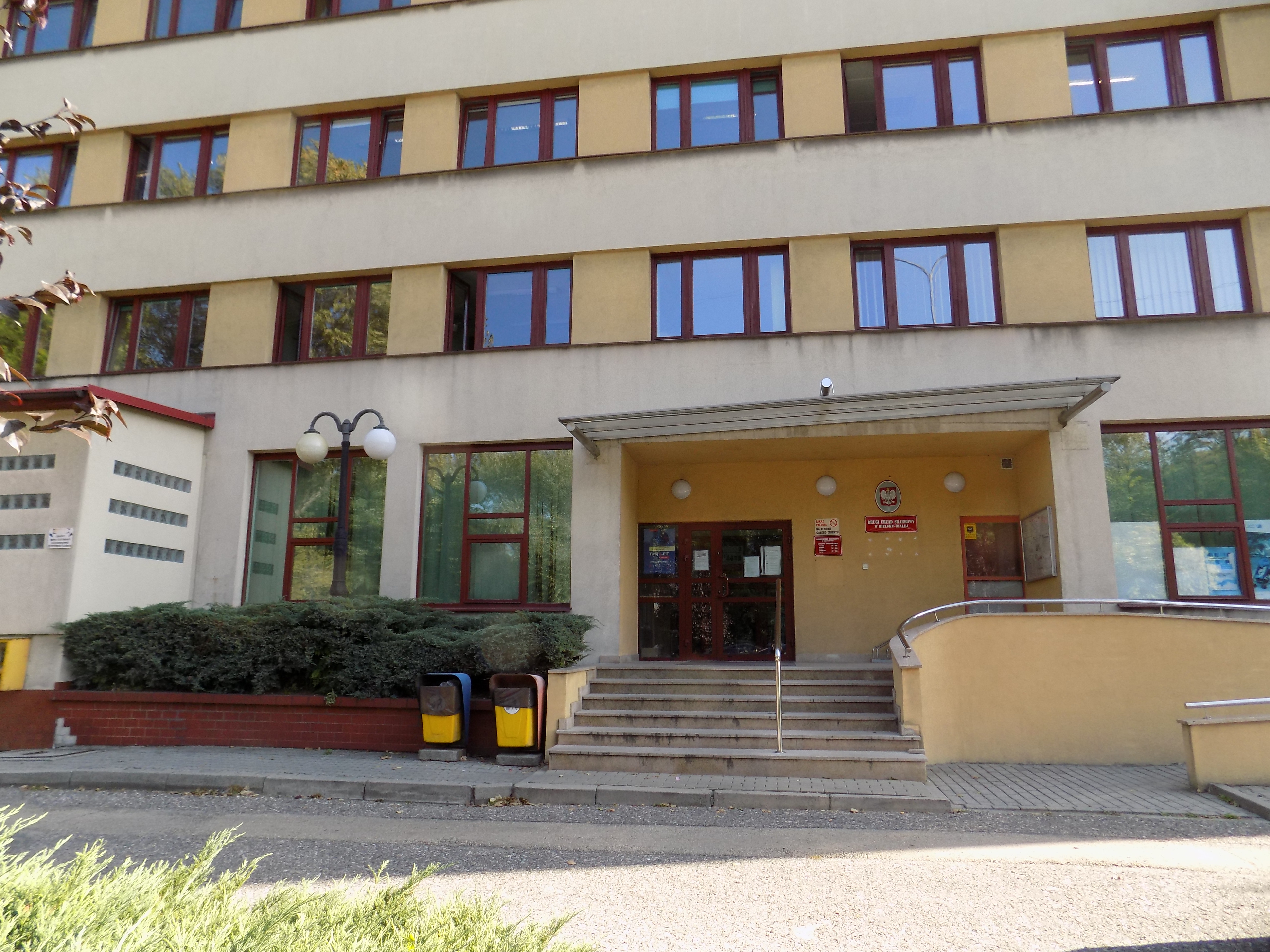Budynek Drugiego Urzędu Skarbowego w Bielsku-Białej, wejście główne do budynku.