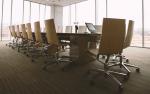 Fotografia przedstawia salę konferencyjną ze stołem i pustymi krzesłami.