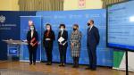 Na zdjęciu od lewej stoją Szefowa KAS Magdalena Rzeczkowska, prezes Zakładu Ubezpieczeń Społecznych prof. Gertruda Uścińska, minister rodziny i polityki społecznej Marlena Maląg i wojewoda mazowiecki Konstanty Radziwiłł na wspólnej konferencji prasowej.
