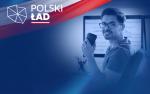 Grafika z logo Polski Ład, mężczyzna w okularach przy biurku.