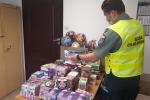 Funkcjonariusz Służby Celno-Skarbowej sprawdza pudełka z zabawkami