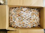 wnętrze tekturowego pudełka zapakowanego papierosami