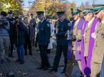 na cmentarzu przed grobami salutują przedstawiciele służb mundurowych