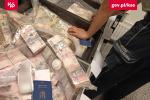 zdjęcie banknotów waluty ukraińskiej ułożonych w dużym pudle 