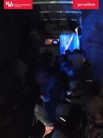 noc na drodze, wnętrze samochodu wypełnione nielegalnymi emigrantami