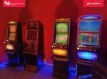 W pomieszczeniu stoją cztery automaty do gier