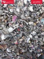 Zbliżenie na śmieci przewożone na ciężarówce.