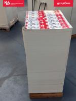 ułożone na palecie arkusze z logiem podrabianej marki papierosów