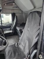 Wnętrze kabiny ciągnika siodłowego.