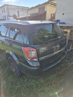 zdjęcie mocno uszkodzonego samochodu