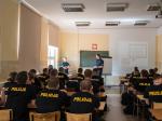 Funkcjonariusz Służby Celno-Skarbowej prowadzi szkolenie dla policjantów z nowych przepisów hazardowych.