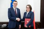 na zdjęciu premier Mateusz Morawiecki gratuluje nowemu szefowi kas  Magdalenie Rzeczkowskiej